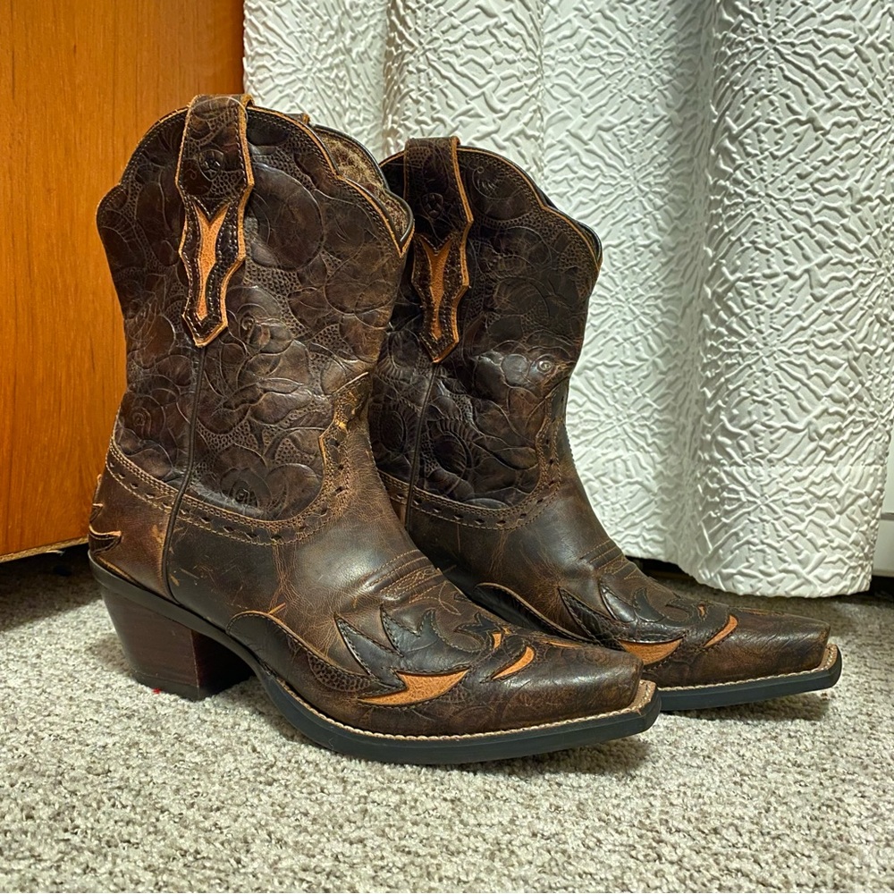 Ariat Dahlia Brown Leather Wingtip Inlay Cowgirl Boots Womens 8b. Like new.